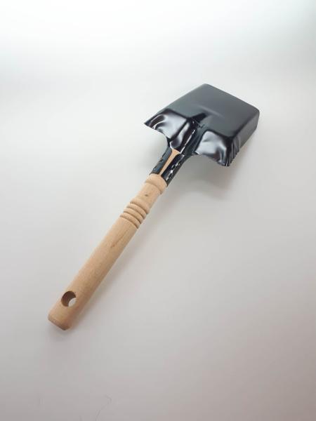 Kohleschaufel Metall schmal, schwarz mit Holzgriff